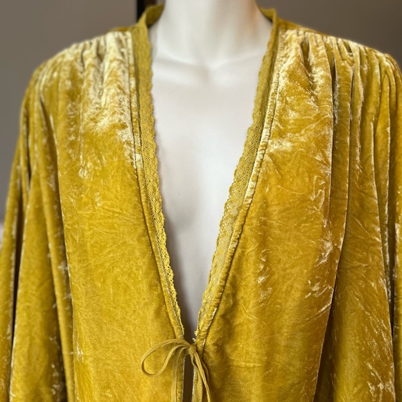 FREE PEOPLE GOLD VELVET OVERSIZED BED JACKET SIZE XS - Picture 5 of 16